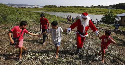 Father Christmas delivers gifts to Brazilian Amazon communities | Africanews